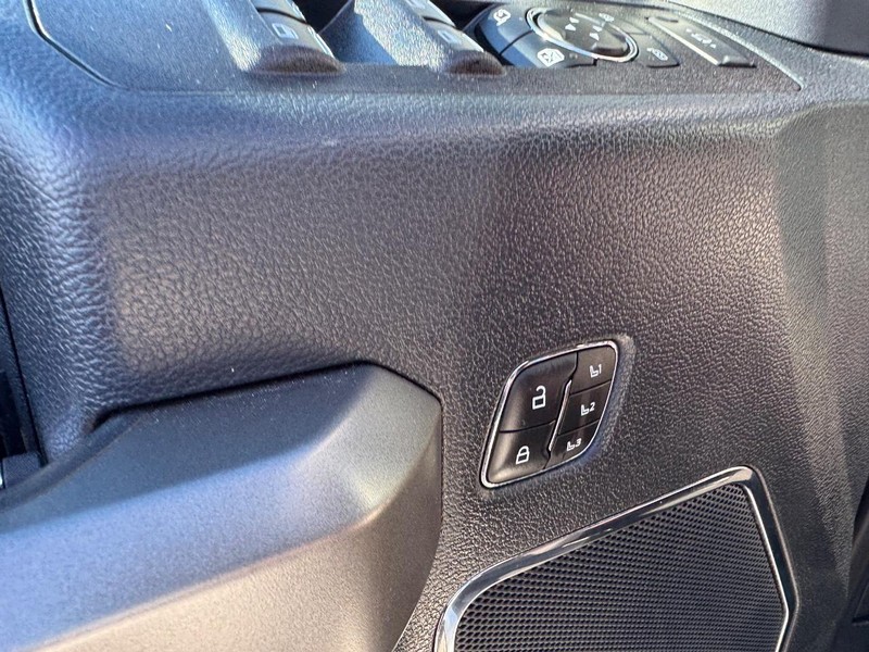 Ford Super Duty F-250 SRW Vehicle Full-screen Gallery Image 18