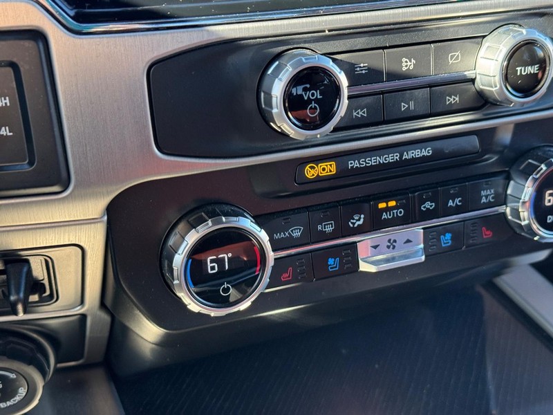 Ford Super Duty F-250 SRW Vehicle Full-screen Gallery Image 23
