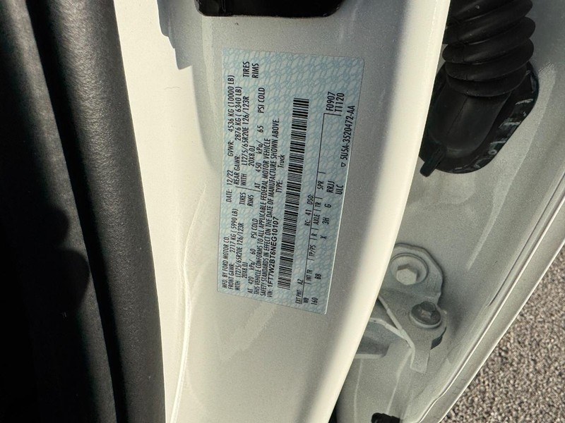Ford Super Duty F-250 SRW Vehicle Full-screen Gallery Image 26