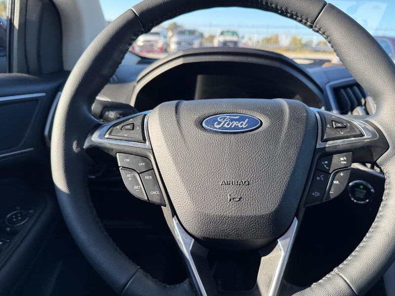 Ford Edge Vehicle Full-screen Gallery Image 19