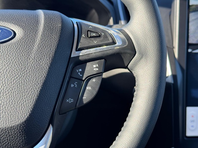 Ford Edge Vehicle Full-screen Gallery Image 21