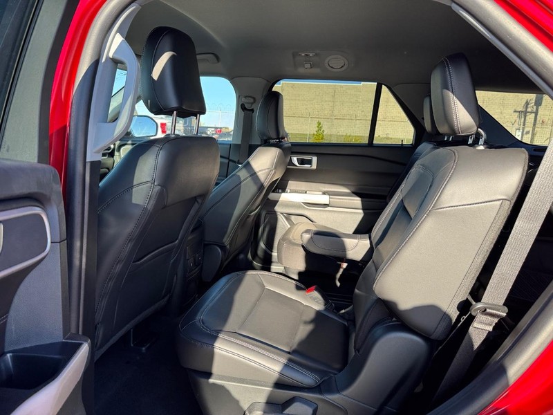Ford Explorer Vehicle Full-screen Gallery Image 12