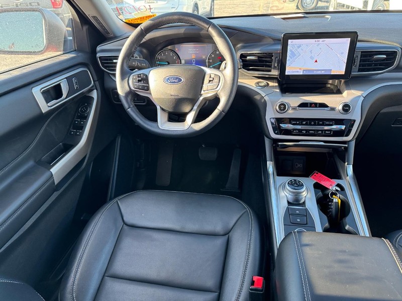 Ford Explorer Vehicle Full-screen Gallery Image 13