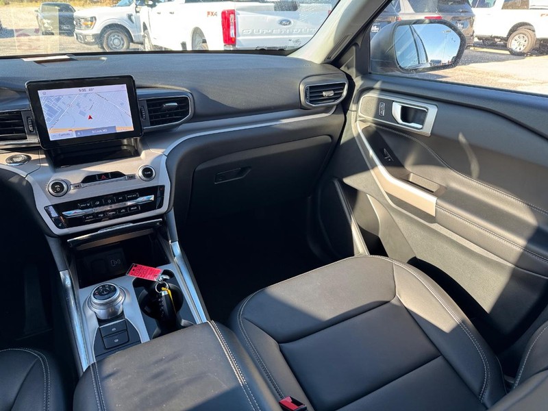 Ford Explorer Vehicle Full-screen Gallery Image 15