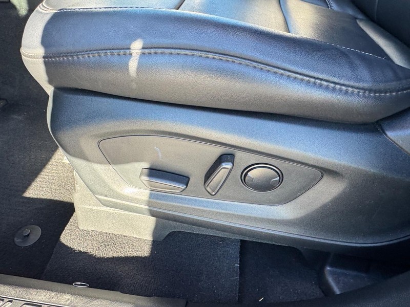 Ford Explorer Vehicle Full-screen Gallery Image 16