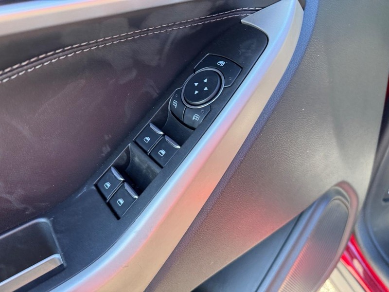 Ford Explorer Vehicle Full-screen Gallery Image 17