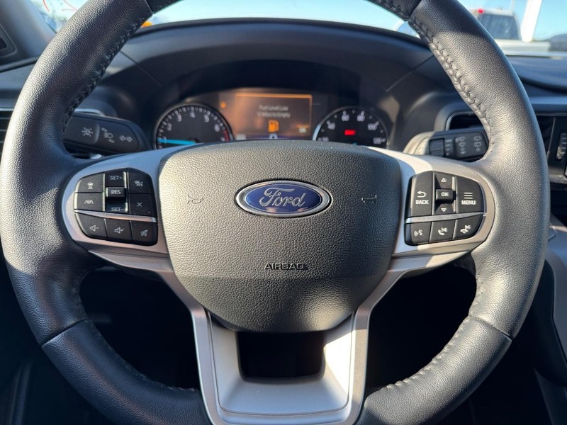 Ford Explorer Vehicle Full-screen Gallery Image 18