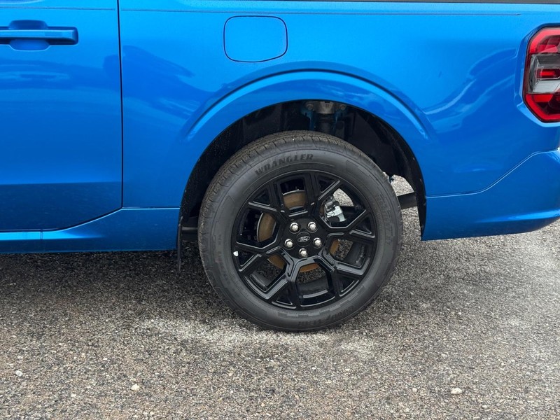 Ford Maverick Vehicle Full-screen Gallery Image 11