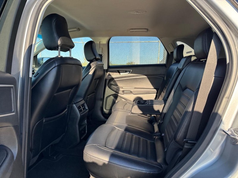 Ford Edge Vehicle Full-screen Gallery Image 12