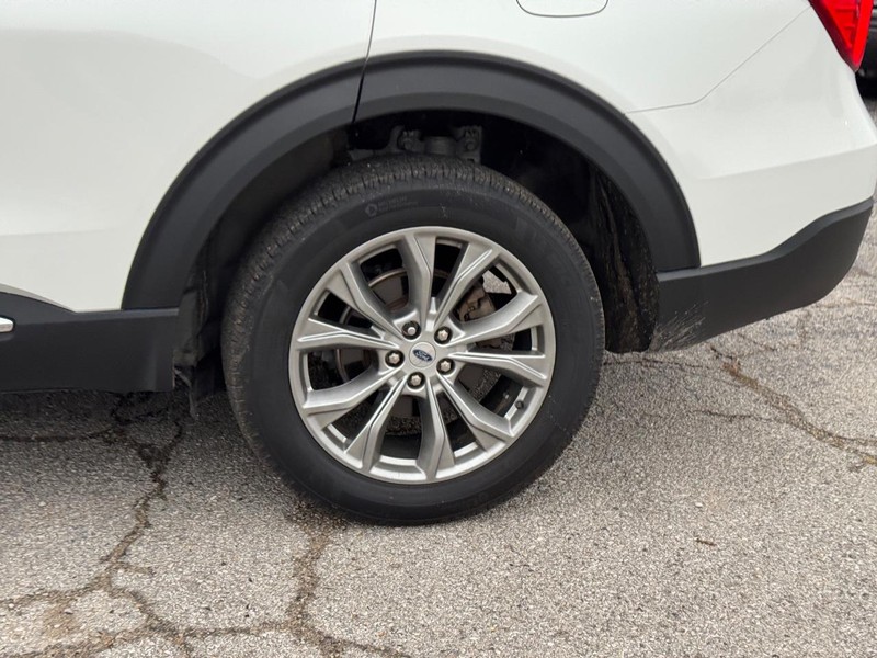 Ford Explorer Vehicle Full-screen Gallery Image 11