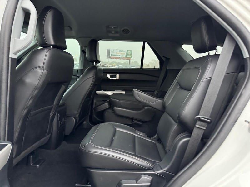 Ford Explorer Vehicle Full-screen Gallery Image 12