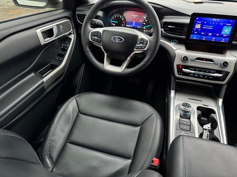 Ford Explorer Vehicle Full-screen Gallery Image 14