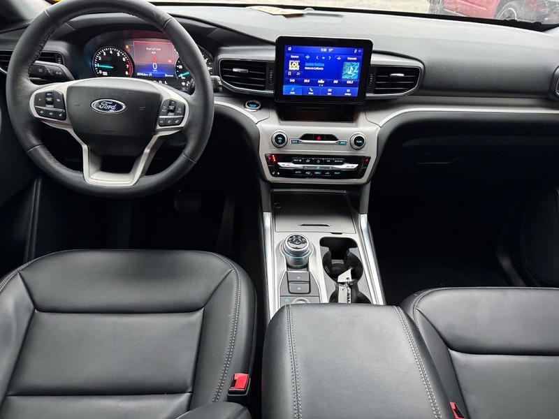 Ford Explorer Vehicle Full-screen Gallery Image 15