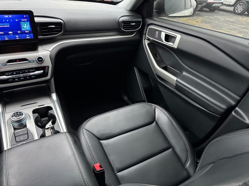 Ford Explorer Vehicle Full-screen Gallery Image 16