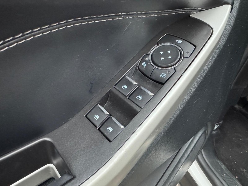 Ford Explorer Vehicle Full-screen Gallery Image 18