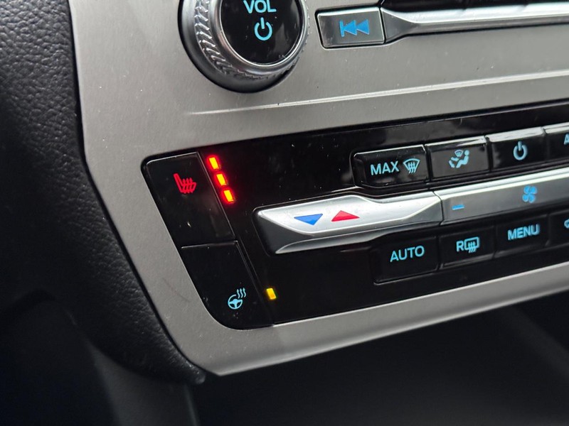 Ford Explorer Vehicle Full-screen Gallery Image 22