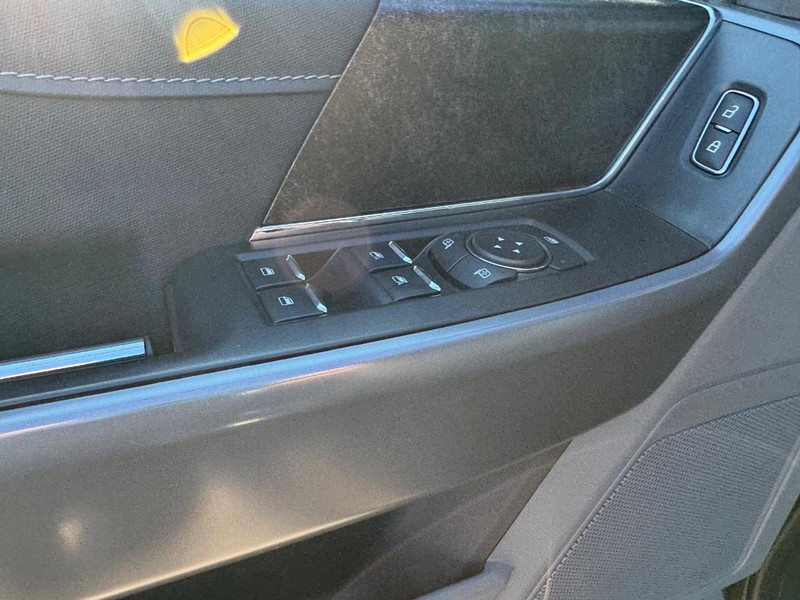 Ford F-150 Vehicle Full-screen Gallery Image 17