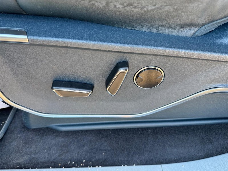 Ford F-150 Vehicle Full-screen Gallery Image 17