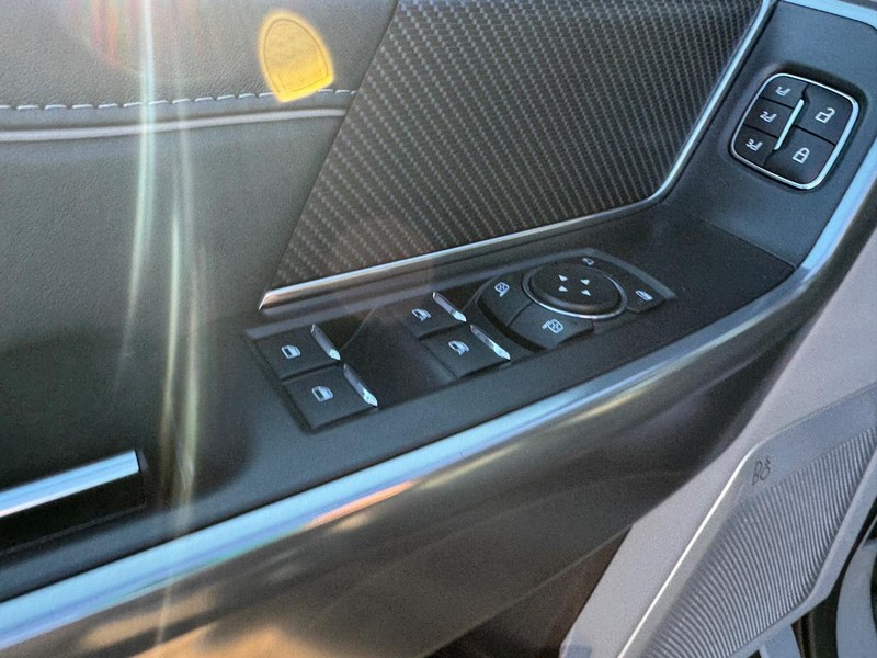 Ford F-150 Vehicle Full-screen Gallery Image 18