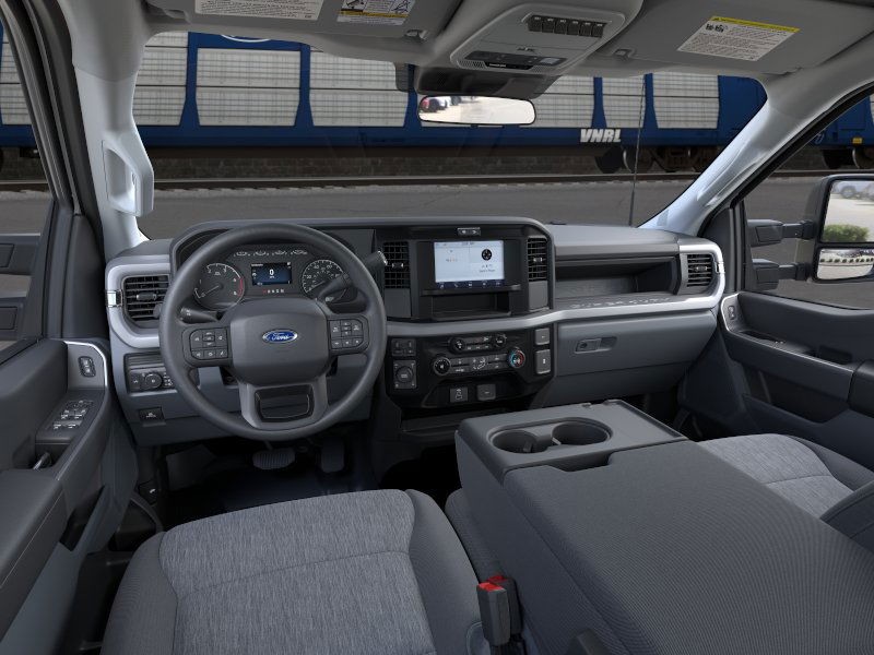 Ford Super Duty F-250 SRW Vehicle Full-screen Gallery Image 11