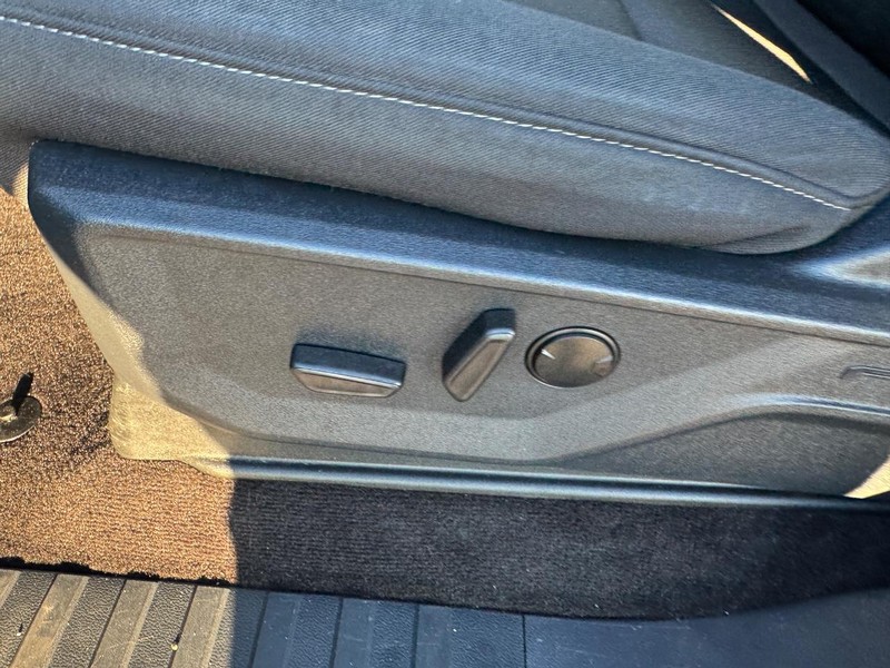 Ford F-150 Vehicle Full-screen Gallery Image 16