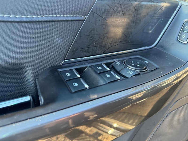 Ford F-150 Vehicle Full-screen Gallery Image 17