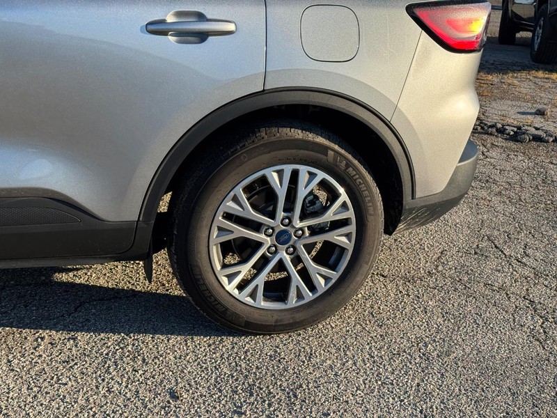 Ford Escape Vehicle Full-screen Gallery Image 11