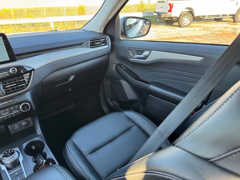 Ford Escape Vehicle Full-screen Gallery Image 16