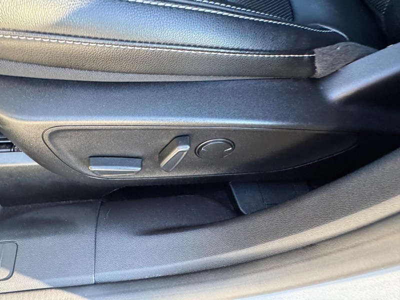 Ford Escape Vehicle Full-screen Gallery Image 17