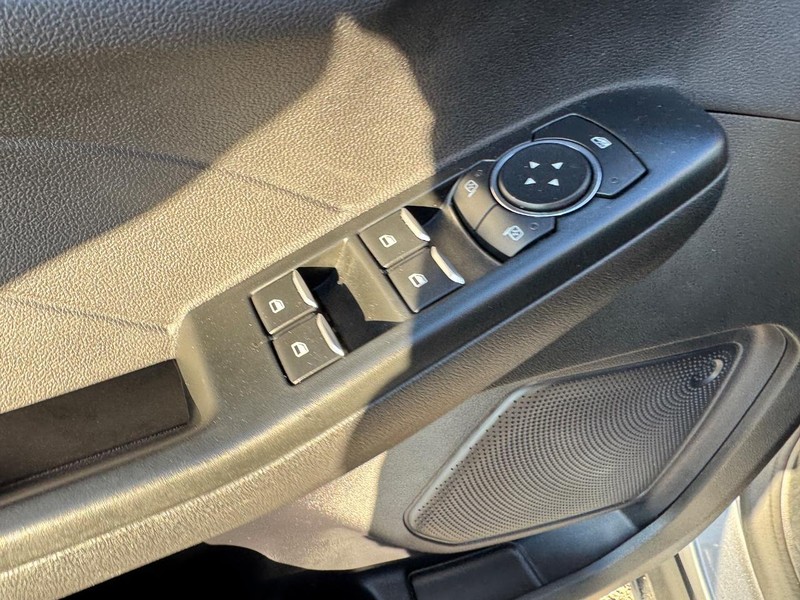 Ford Escape Vehicle Full-screen Gallery Image 18