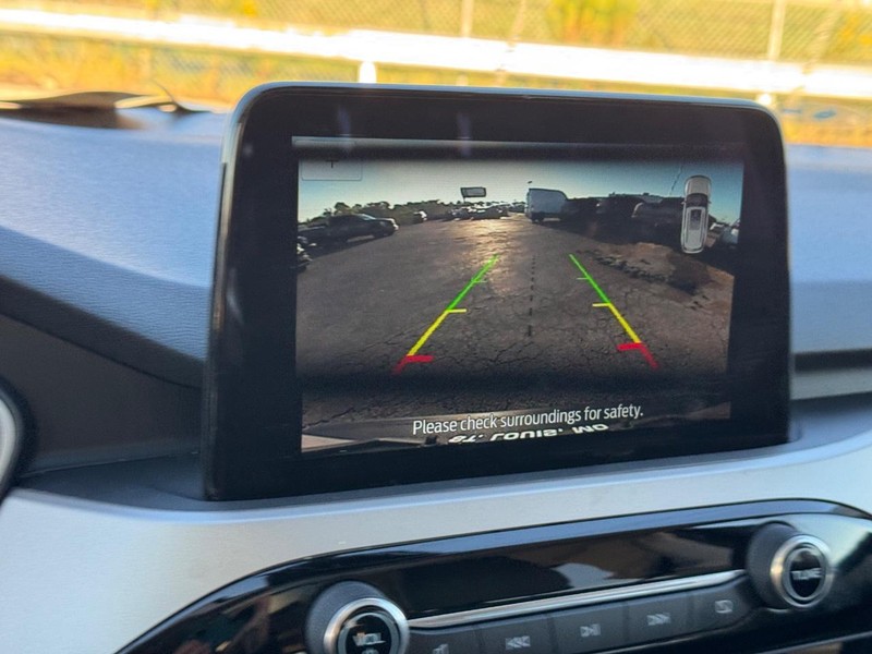 Ford Escape Vehicle Full-screen Gallery Image 24