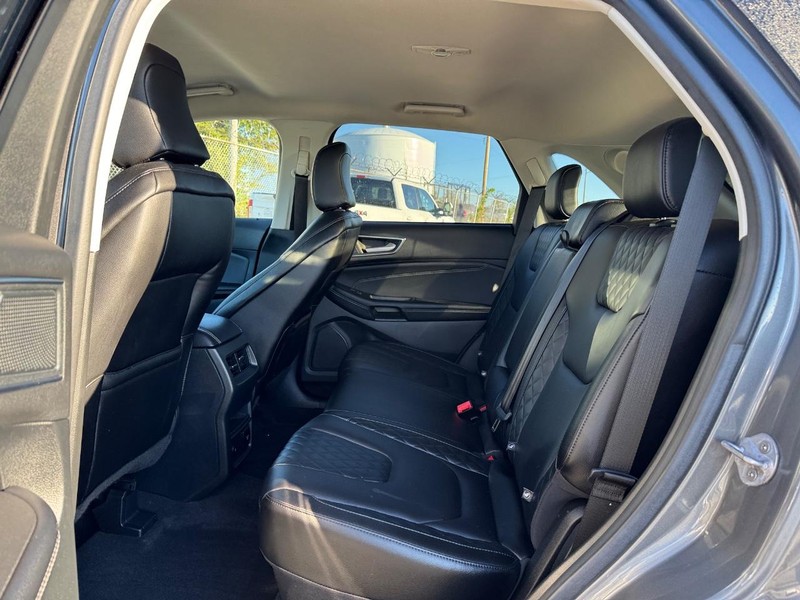 Ford Edge Vehicle Full-screen Gallery Image 12