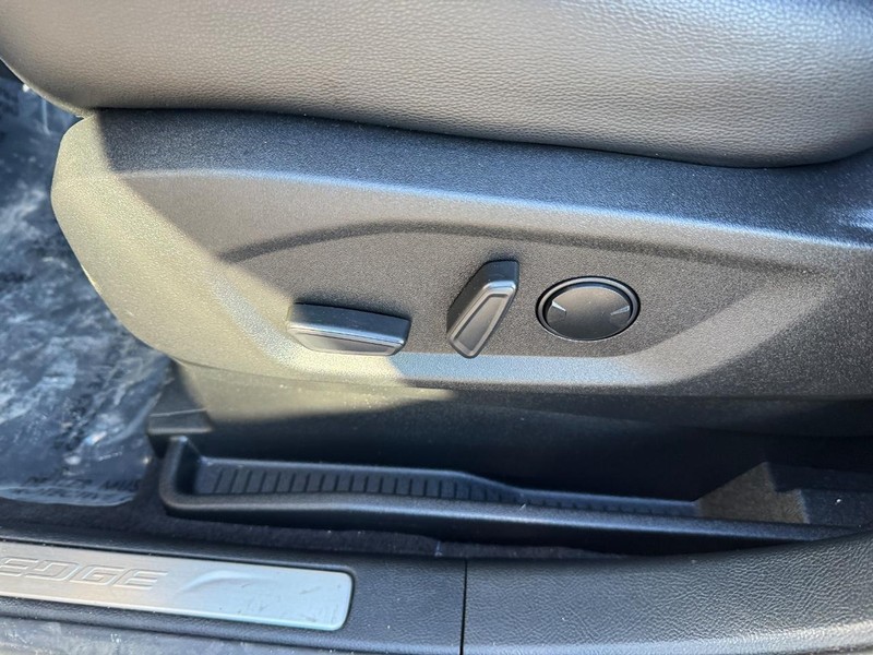 Ford Edge Vehicle Full-screen Gallery Image 16