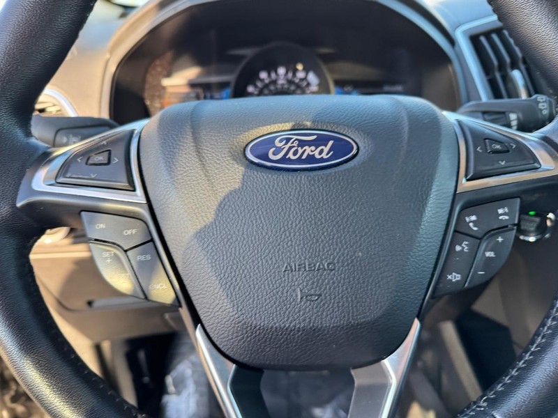 Ford Edge Vehicle Full-screen Gallery Image 19