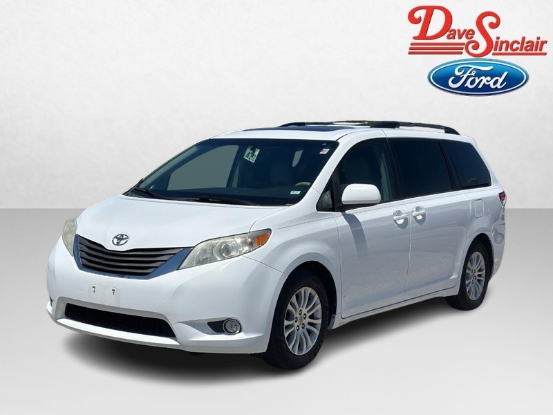 2014 Toyota Sienna XLE V6 7-Passenger Access Seat's photo