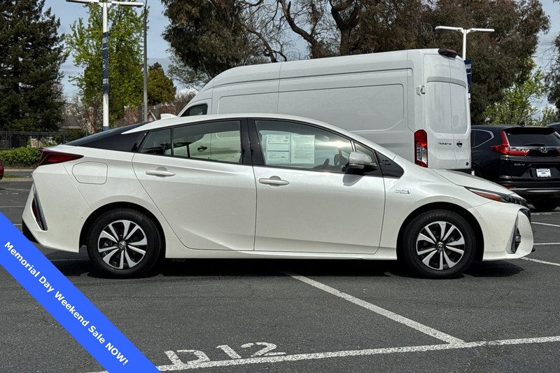 Toyota Prius Prime Vehicle Full-screen Gallery Image 03