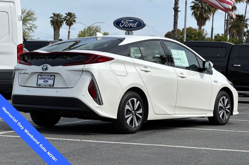 Toyota Prius Prime Vehicle Full-screen Gallery Image 04