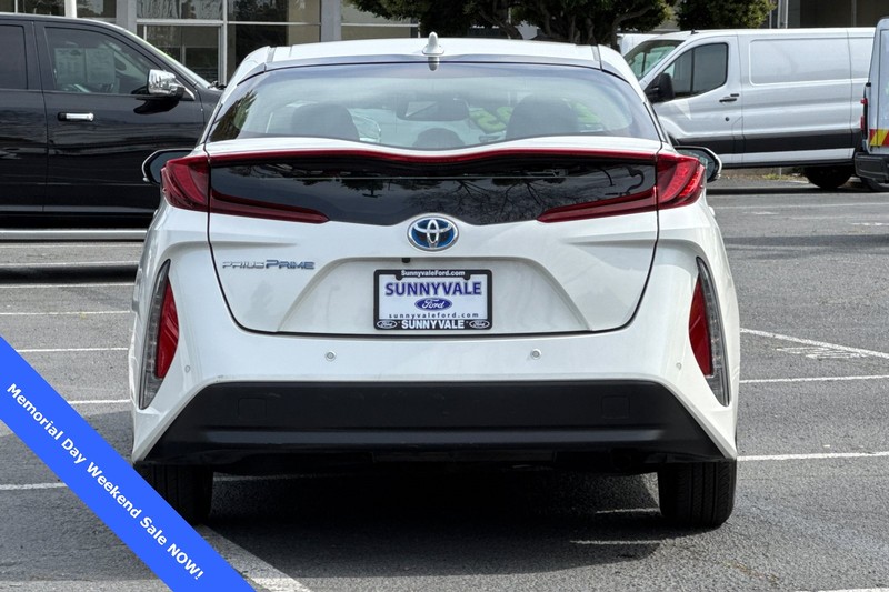 Toyota Prius Prime Vehicle Full-screen Gallery Image 05