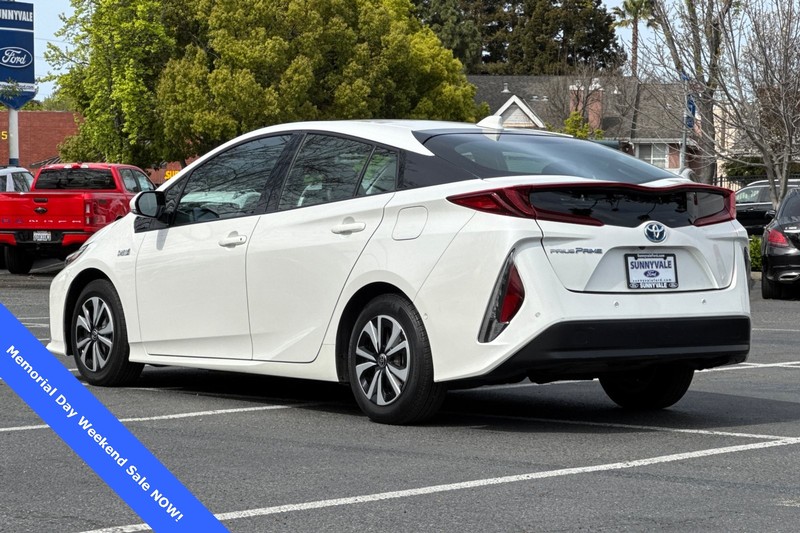 Toyota Prius Prime Vehicle Full-screen Gallery Image 06