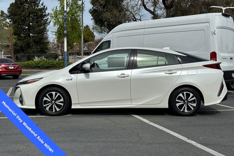 Toyota Prius Prime Vehicle Full-screen Gallery Image 08