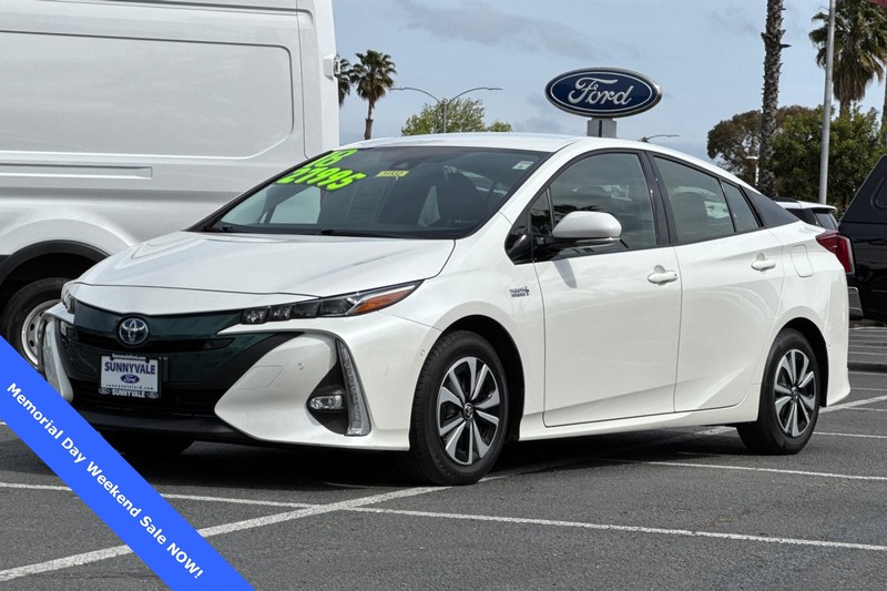 Toyota Prius Prime Vehicle Full-screen Gallery Image 09