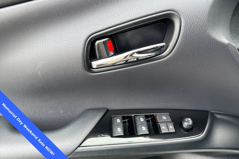 Toyota Prius Prime Vehicle Full-screen Gallery Image 12