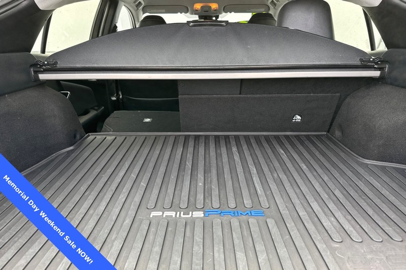 Toyota Prius Prime Vehicle Full-screen Gallery Image 16