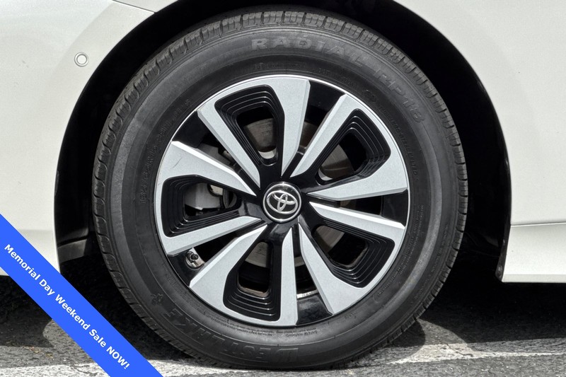 Toyota Prius Prime Vehicle Full-screen Gallery Image 28