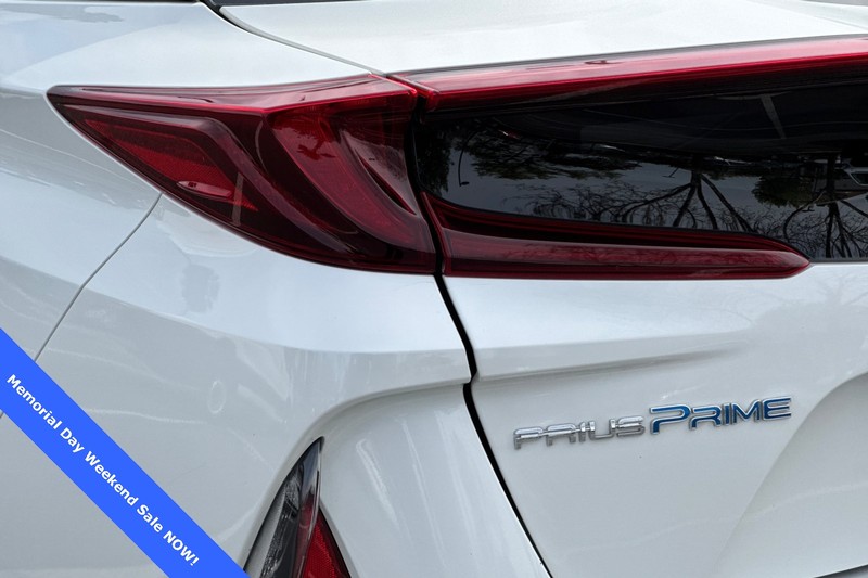 Toyota Prius Prime Vehicle Full-screen Gallery Image 29