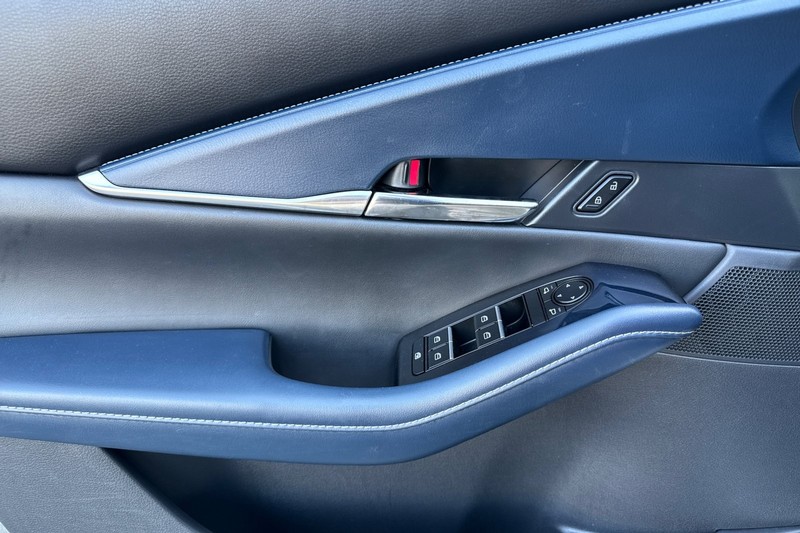 Mazda CX-30 Vehicle Full-screen Gallery Image 12