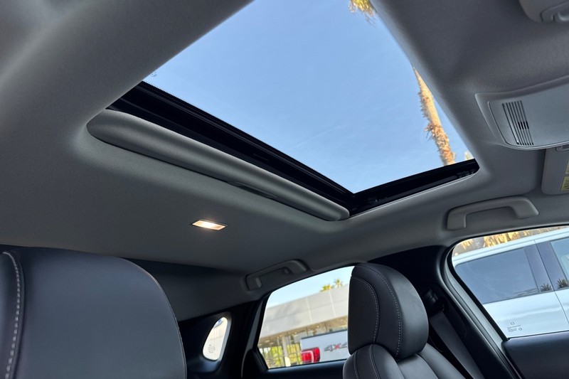 Mazda CX-30 Vehicle Full-screen Gallery Image 18
