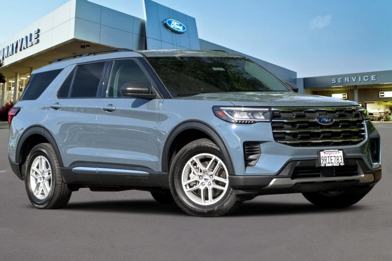 Ford Explorer Vehicle Full-screen Gallery Image 02