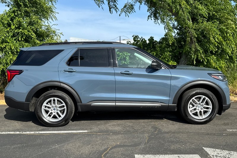 Ford Explorer Vehicle Full-screen Gallery Image 03