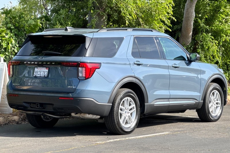 Ford Explorer Vehicle Full-screen Gallery Image 04